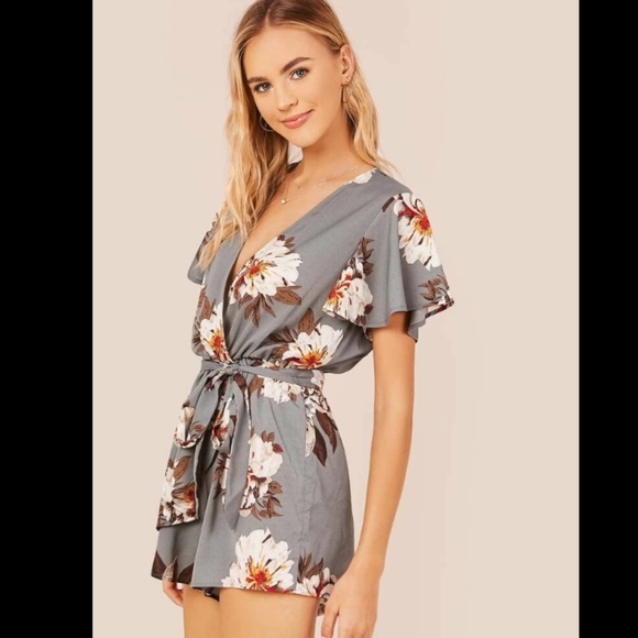 Gray Silver Belted Flutter Sleeve Floral Romper - Picture 3 of 6